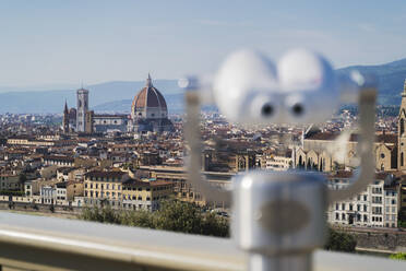 Italien, Toskana, Florenz, Münzfernglas auf die Kathedrale von Florenz gerichtet - FMOF00975