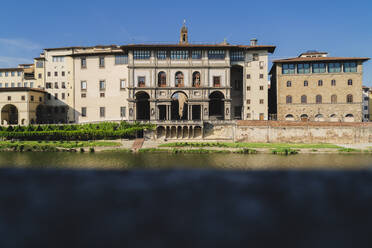 Italien, Toskana, Florenz, Flusskanal vor der Uffizien-Galerie - FMOF00976