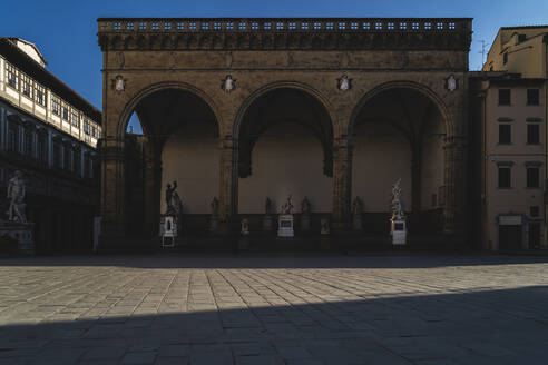 Italien, Toskana, Florenz, Loggia dei Lanzi auf der leeren Piazza della Signoria - FMOF00980