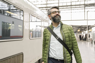 Mann beim Gehen am Bahnhof - AHSF02491