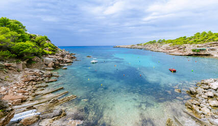 Bucht mit Blick auf das Meer, Ibiza, Spanien - KIJF02997