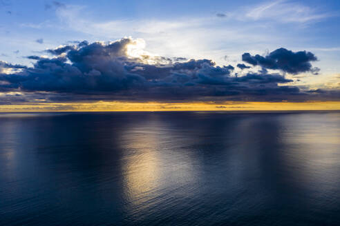 Mauritius, Blick aus dem Hubschrauber auf Gewitterwolken über dem Indischen Ozean bei Sonnenuntergang - AMF08053