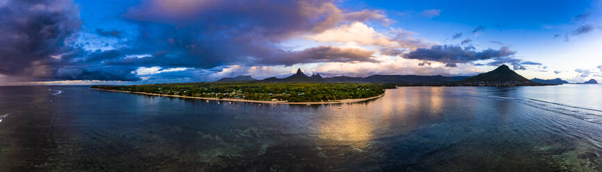 Mauritius, Black River, Flic-en-Flac, Blick aus dem Hubschrauber auf Gewitterwolken über der Inselküste - AMF08056