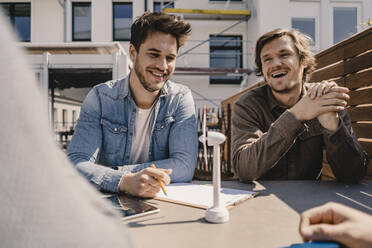 Jungunternehmer beim Brainstorming auf einer Dachterrasse - KNSF08029