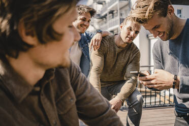 Junge Geschäftsleute treffen sich auf einer Dachterrasse - KNSF08046