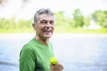 Seitenansicht Porträt von lächelnden aktiven älteren Mann trainiert im Park - DIGF10308