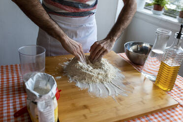 Schnittansicht eines Mannes in der Küche bei der Teigzubereitung - WPEF02878