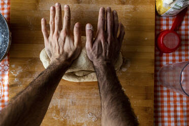 Männerhände kneten Teig, Ansicht von oben - WPEF02887
