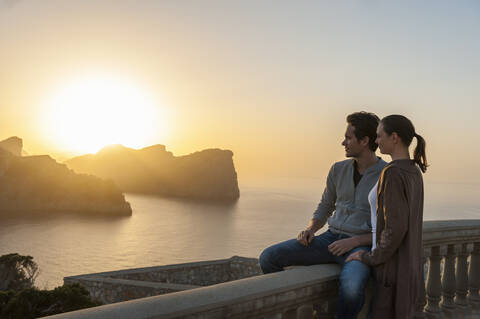 Pärchen bei Sonnenuntergang am Cap Formentor, Mallorca, Spanien, lizenzfreies Stockfoto