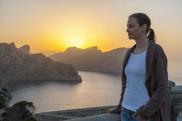 Entspannte Frau genießt den Sonnenuntergang am Cap Formentor, Mallorca, Spanien - DIGF10355