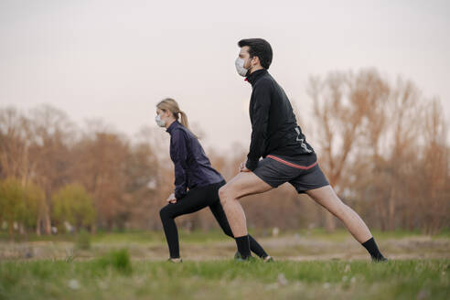 Junges Paar beim Stretching im Park - STDF00237