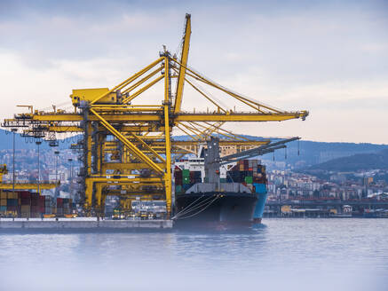 Italien, Provinz Triest, Triest, Containerschiff angedockt im Handelshafen - LAF02466