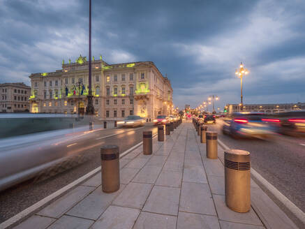 Italien, Provinz Triest, Triest, Verkehr auf der Piazza dellUnita dItalia in der Abenddämmerung - LAF02468