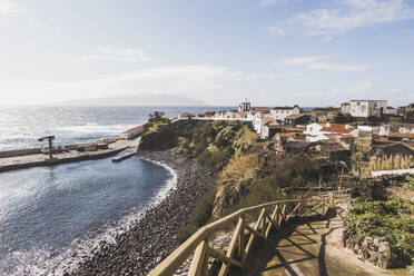 Häuser in der Stadt am Meer gegen den Himmel an einem sonnigen Tag, Corvo, Azoren, Portugal - FVSF00241