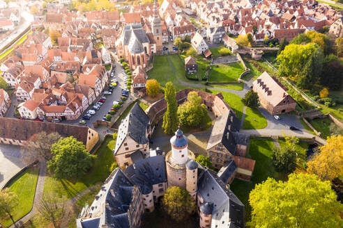Deutschland, Hessen, Budingen, Luftaufnahme des Schlosses Budingen und der umliegenden Bürgerhäuser im Sommer - AMF08060
