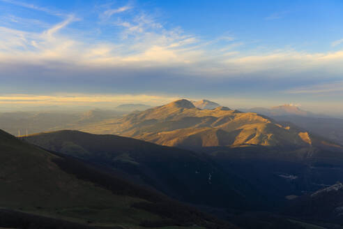 Italien, Umbrien, Blick auf die Wolken über dem Monte Catria und dem Monte Cucco in der Abenddämmerung - LOMF01061