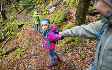 Mädchen führt ihre Mutter auf einem Wanderweg im Nordschwarzwald im Winter - DIKF00481