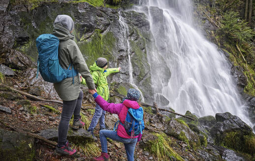 Mutter mit Kindern am Zweribach-Wasserfall im Nordschwarzwald - DIKF00484