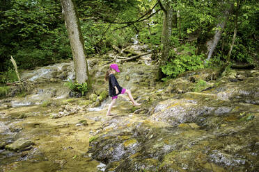 Volle Länge Seitenansicht von Mädchen zu Fuß barfuß auf natürlichen Bach im Wald - DIKF00492