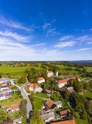 Deutschland, Bayern, Wessobrunn, Blick aus dem Hubschrauber auf die Abtei Wessobrunn im Sommer - AMF08068