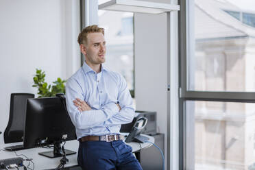 Porträt eines selbstbewussten Geschäftsmannes im Büro - DIGF10372