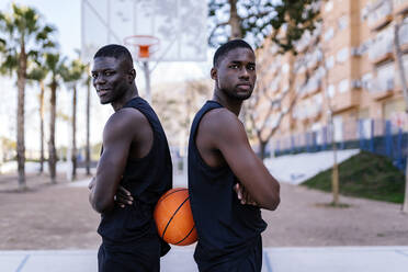 Junge Männer mit Basketball auf dem Basketballplatz - EGAF00010