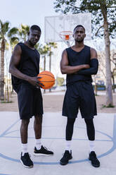 Junge Männer mit Basketball auf dem Basketballplatz - EGAF00012