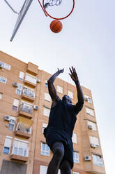 Young man throwing basketball - EGAF00014