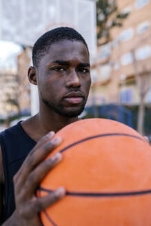 Porträt eines jungen Mannes mit Basketball - EGAF00019