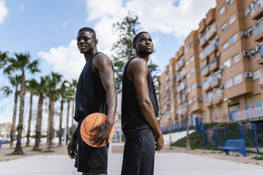 Junge Männer mit Basketball auf dem Basketballplatz - EGAF00030