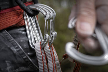 Ausklinken eines Kletterkarabiners - ALRF01748