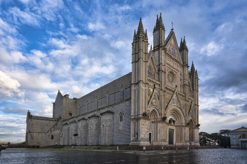 Italien, Umbrien, Orvieto, Orvieto Kathedrale gegen bewölkten Himmel - LOMF01062