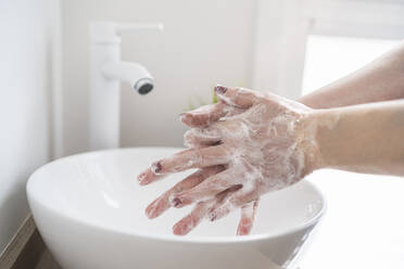 Nahaufnahme einer Frau, die ihre Hand mit Seife wäscht - SNF00026
