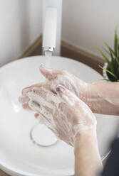 Nahaufnahme einer Frau, die ihre Hand mit Seife wäscht - SNF00027
