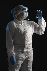 Frau in Schutzkleidung hält Blutprobe - SNF00059