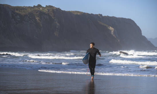 Handicapped surfer with surfboard at beach - SNF00070