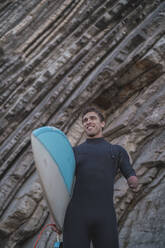 Behinderter Surfer mit Surfbrett am Strand - SNF00082