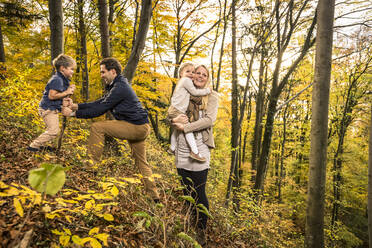 Eltern genießen mit ihren Kindern den Herbst im Wald - WFF00396