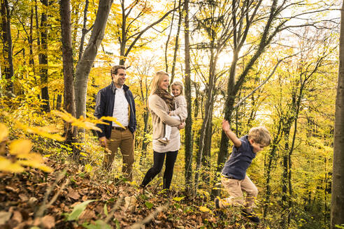 Familie genießt im Wald im Herbst - WFF00397