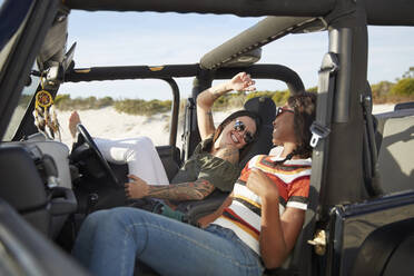 Playful junge Frauen Freunde entspannen, genießen Road Trip in Jeep - CAIF27241