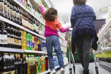 Mutter und Tochter beim Einkaufen im Supermarkt - CAIF27270