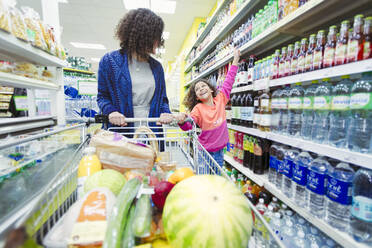Mutter und Tochter beim Einkaufen im Supermarkt - CAIF27277