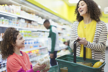 Mutter und Tochter beim Einkaufen im Supermarkt - CAIF27279
