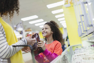 Mutter und Tochter beim Einkaufen im Supermarkt - CAIF27280