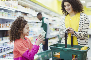 Mutter und Tochter beim Einkaufen im Supermarkt - CAIF27282