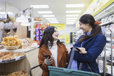 Glückliche Frauen Freunde Einkaufen im Supermarkt - CAIF27308