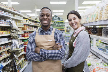 Porträt selbstbewusster Lebensmittelhändler im Supermarkt - CAIF27311