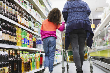 Mutter und Tochter beim Einkaufen im Supermarkt - CAIF27317