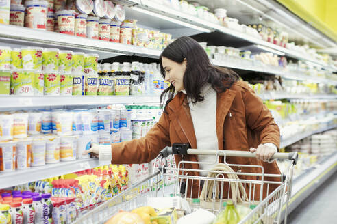 Frau beim Einkaufen im Supermarkt - CAIF27323