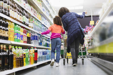 Mutter und Tochter beim Einkaufen im Supermarkt - CAIF27324